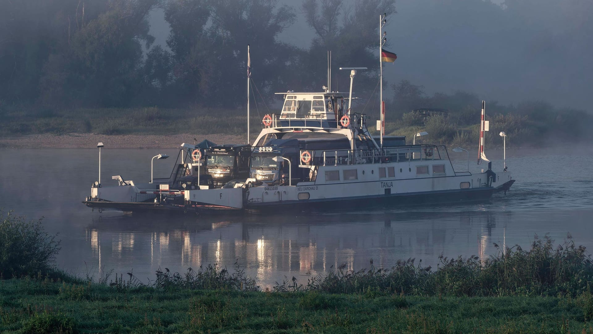 Die Elbfähre "Tanja" im Einsatz (Archivbild): Seit mehr als zwei Wochen kann das Schiff nicht zwischen Darchau und Neu Darchau fahren. Die Elbfähre "Tanja" im Einsatz (Archivbild): Seit mehr als zwei Wochen kann das Schiff nicht zwischen Darchau und Neu Darchau fahren.