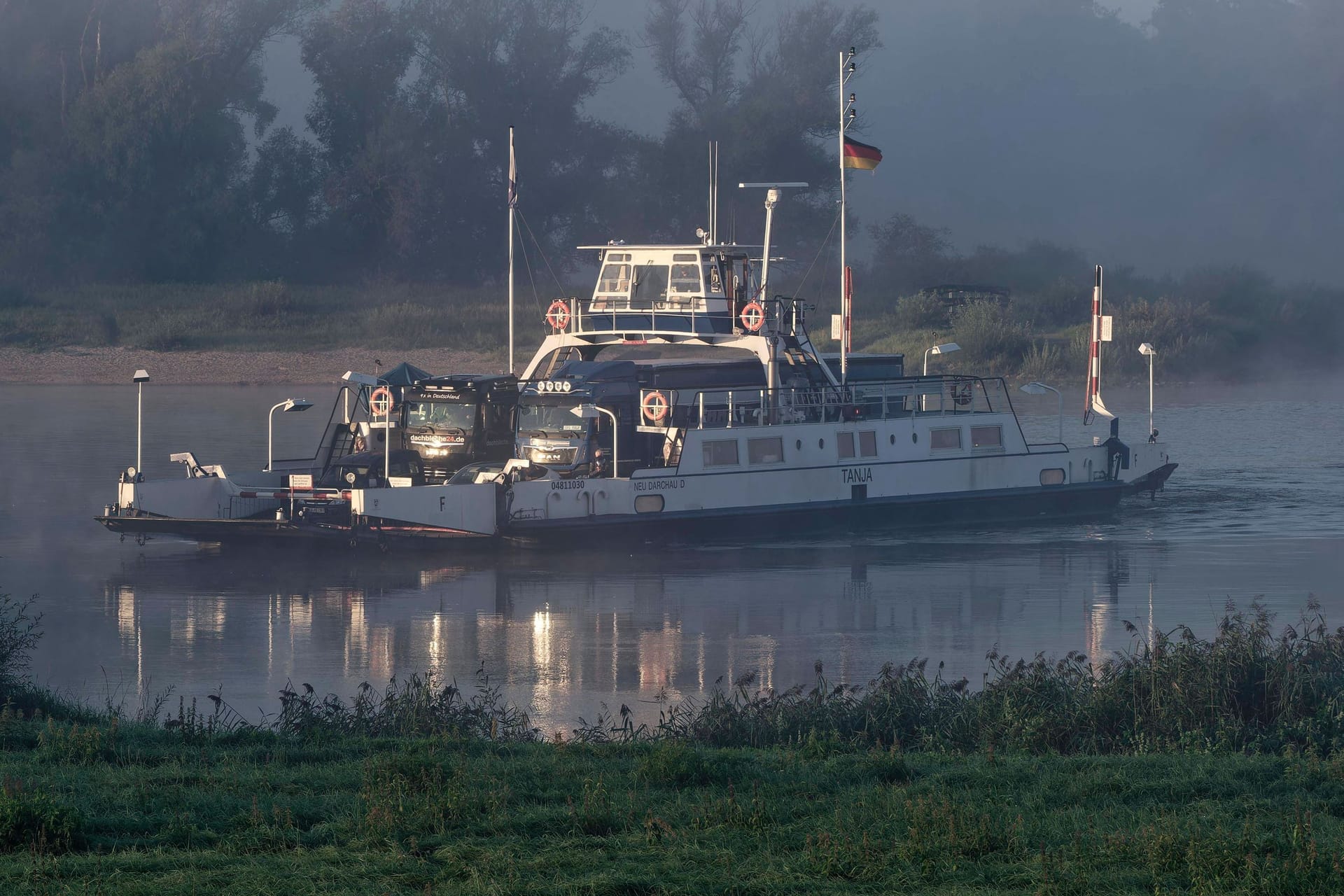 Die Elbfähre "Tanja" im Einsatz (Archivbild): Seit mehr als zwei Wochen kann das Schiff nicht zwischen Darchau und Neu Darchau fahren.