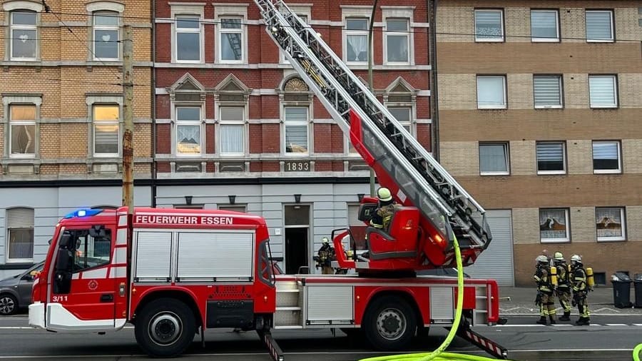 Feuerwehrfahrzeug mit Einsatzkräften (Symbolbild): Schnelles Handeln rettet Bewohner bei Brand in Essen.
