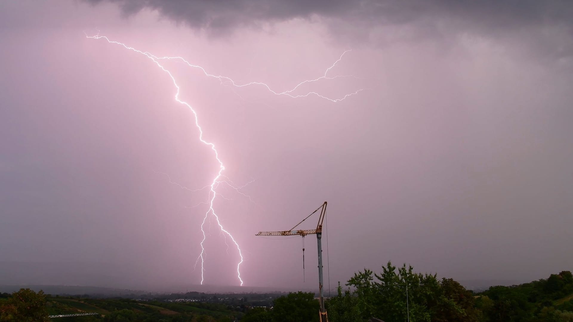 Ein Blitz schlägt ein. In einigen Teilen Deutschlands tobten am Samstag Unwetter. Ein Blitz schlägt ein. In einigen Teilen Deutschlands tobten am Samstag Unwetter.