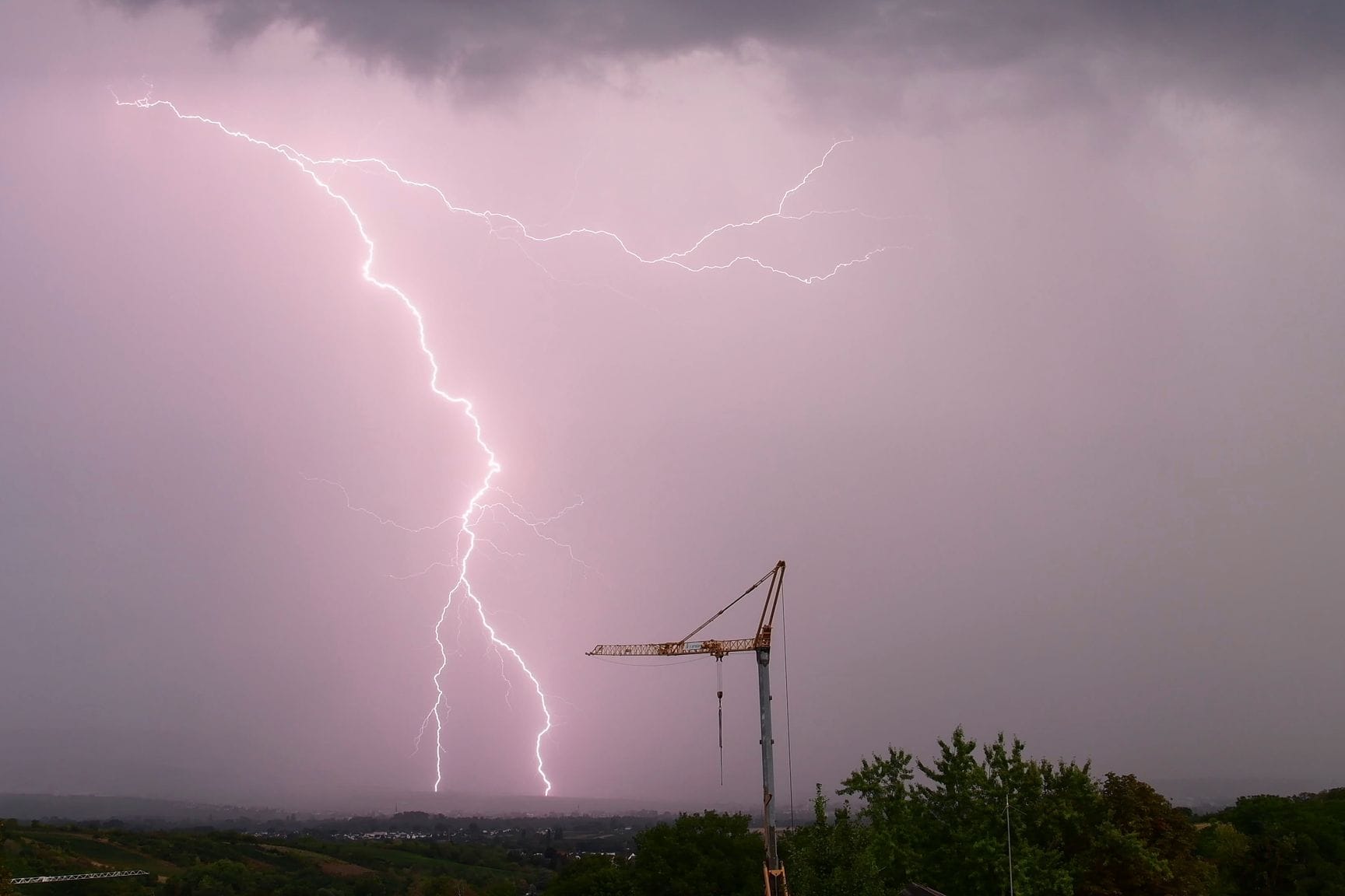 Ein Blitz schlägt ein. In einigen Teilen Deutschlands tobten am Samstag Unwetter.