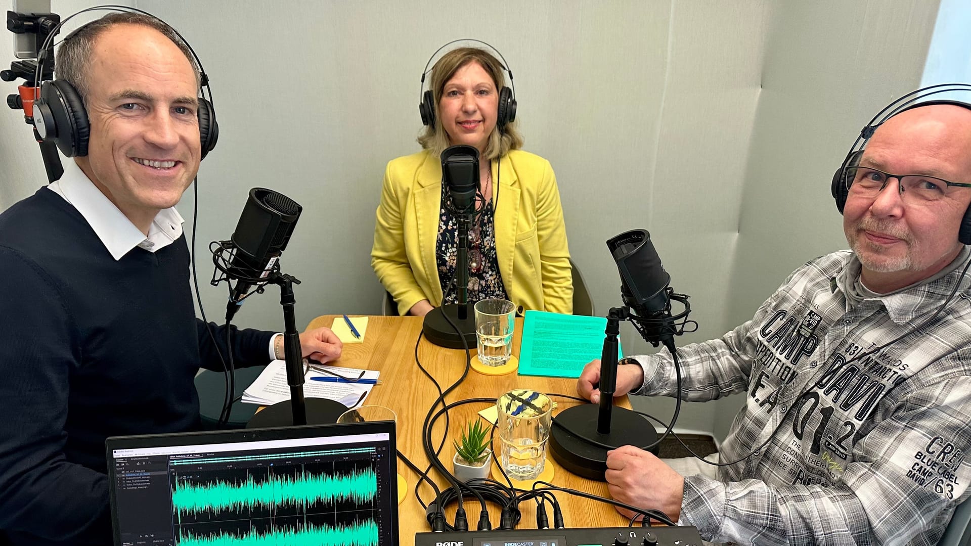 Sabine Bernasek und Michael Klages (r.) mit Florian Harms (l.) im Podcast-Studio von t-online: Man kann geteilter Meinung sein und sich trotzdem verstehen.