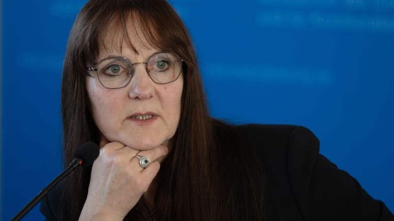 Katrin Lange (SPD), Brandenburgs Ministerin des Inneren und für Kommunales, spricht während einer Pressekonferenz nach dem Treffen mit Landrätinnen, Landräten und Oberbürgermeistern. (zu dpa: «Brandenburgs Innenministerin tritt zurück»)