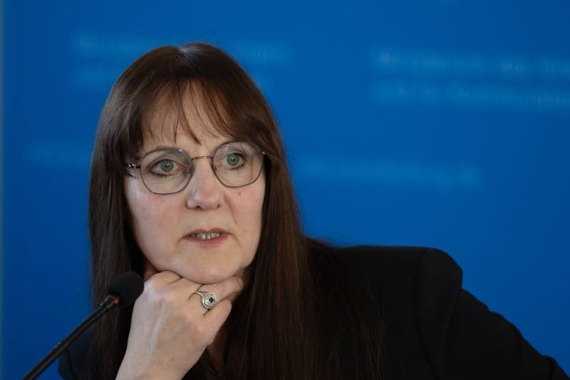 Katrin Lange (SPD), Brandenburgs Ministerin des Inneren und für Kommunales, spricht während einer Pressekonferenz nach dem Treffen mit Landrätinnen, Landräten und Oberbürgermeistern. (zu dpa: «Brandenburgs Innenministerin tritt zurück»)