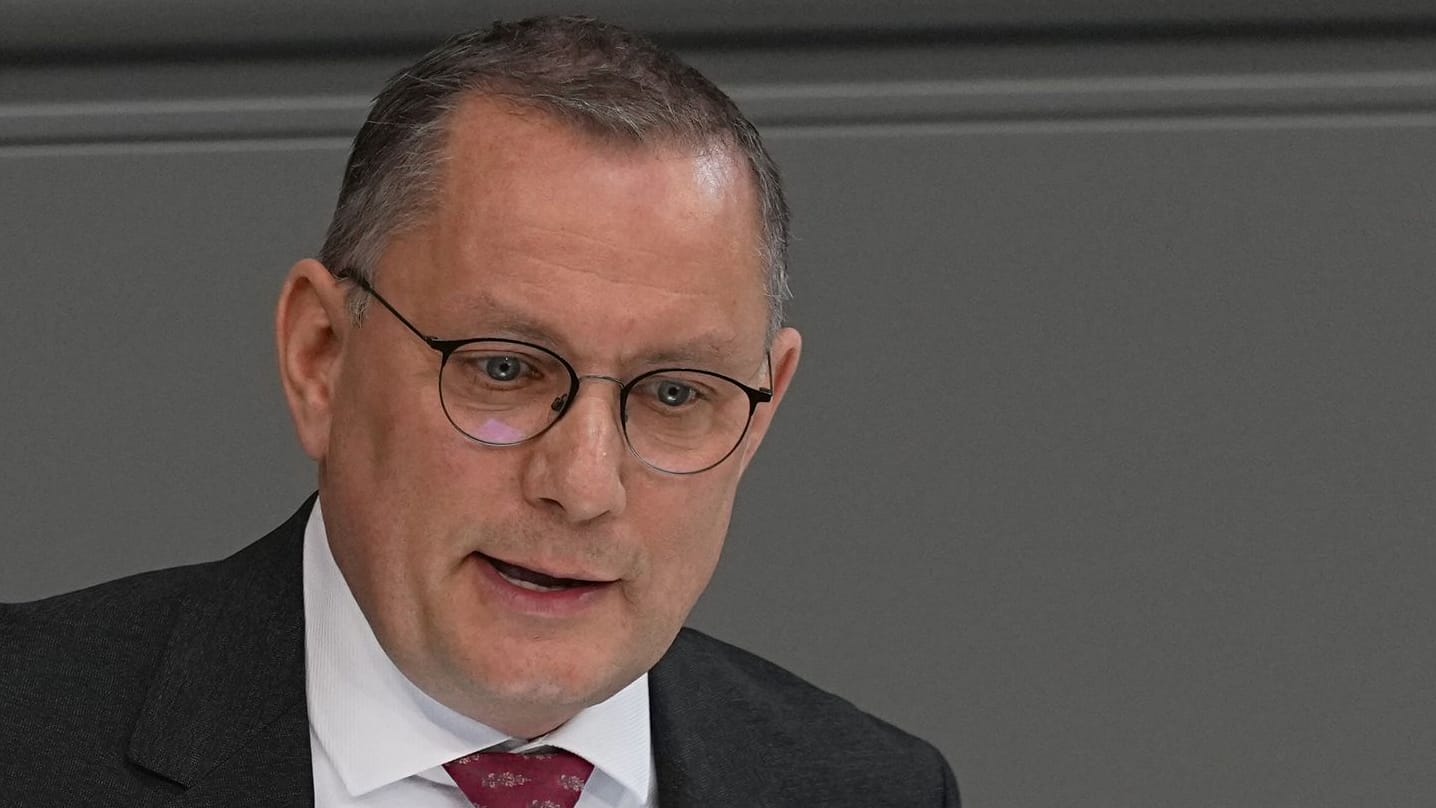 Tino Chrupalla im Bundestag: Die AfD wurde vom Verfassungsschutz als gesichert rechtsextremistisch eingestuft.