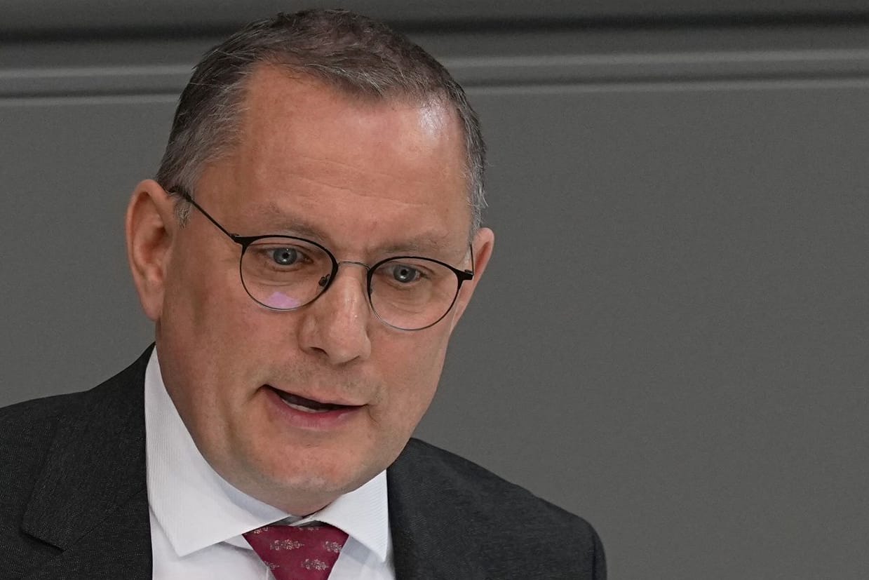 Tino Chrupalla im Bundestag: Die AfD wurde vom Verfassungsschutz als gesichert rechtsextremistisch eingestuft.