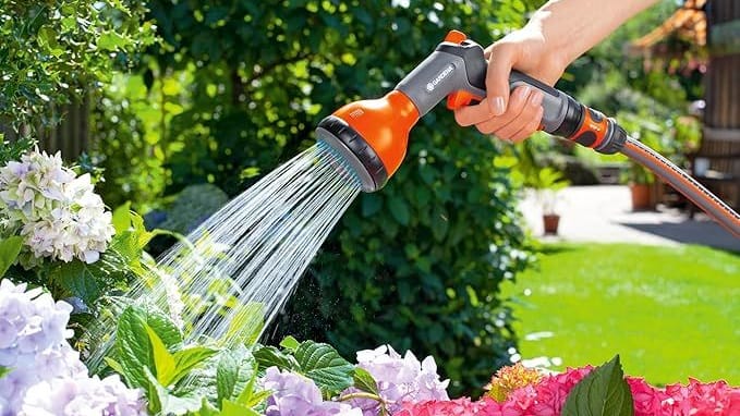 Die Wasserbrause von Gardena lässt sich gut im Garten zum Pflanzengießen einsetzen.