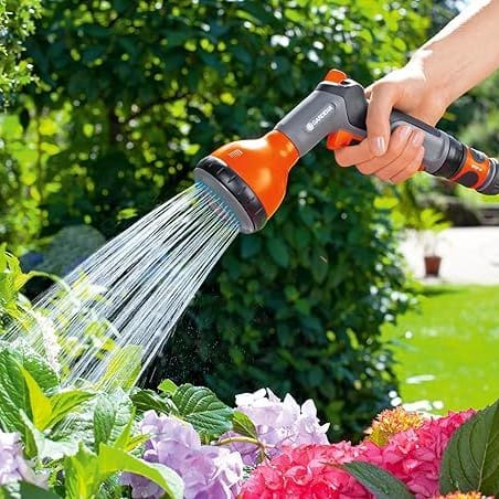 Die Wasserbrause von Gardena lässt sich gut im Garten zum Pflanzengießen einsetzen.