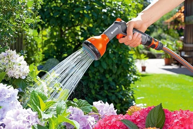 Die Wasserbrause von Gardena lässt sich gut im Garten zum Pflanzengießen einsetzen.