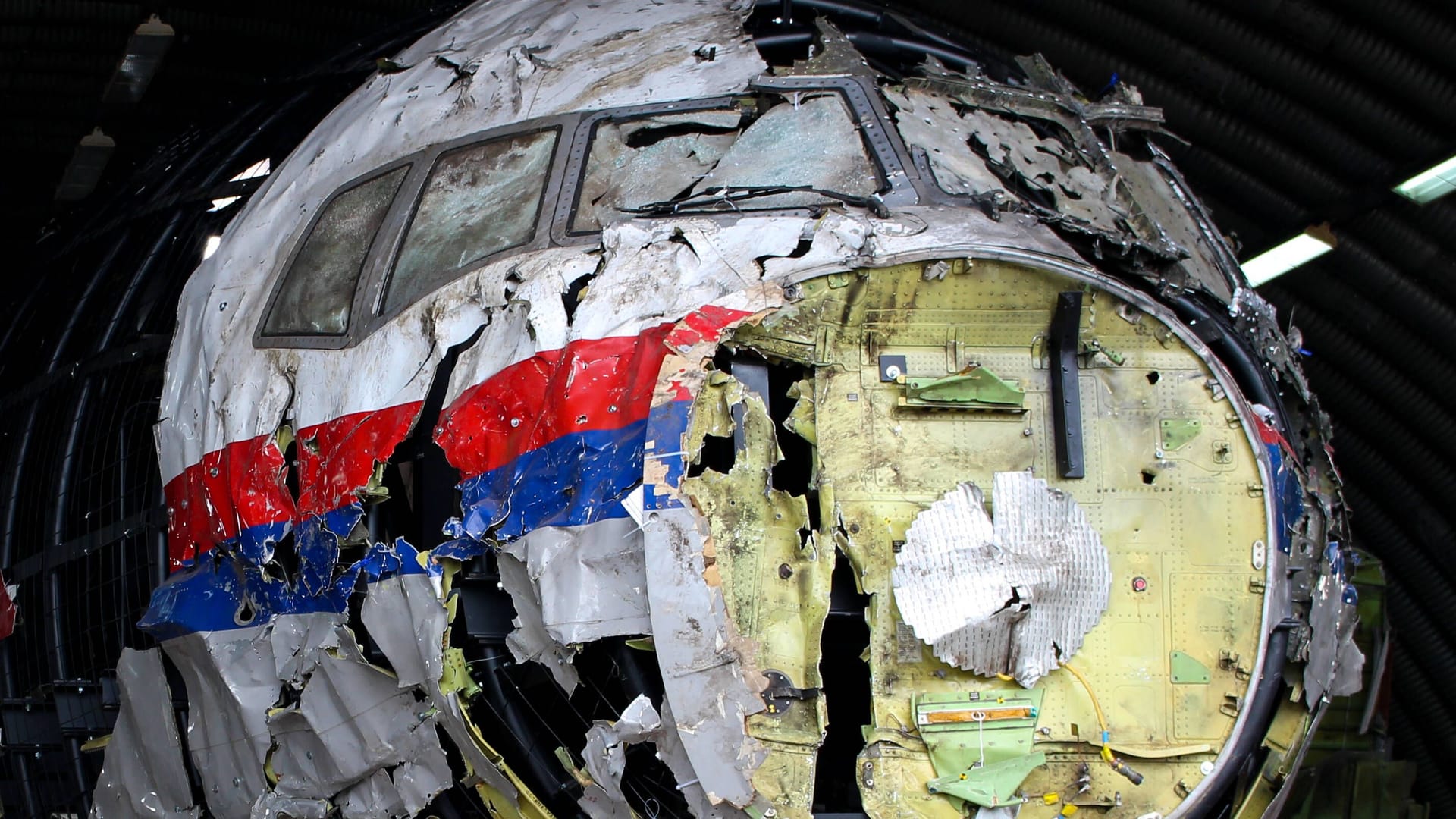 Ermittler konnten aus den Wrackteilen der abgeschossenen Boeing 777-200ER das Flugzeug rekonstruieren (Archivbild).