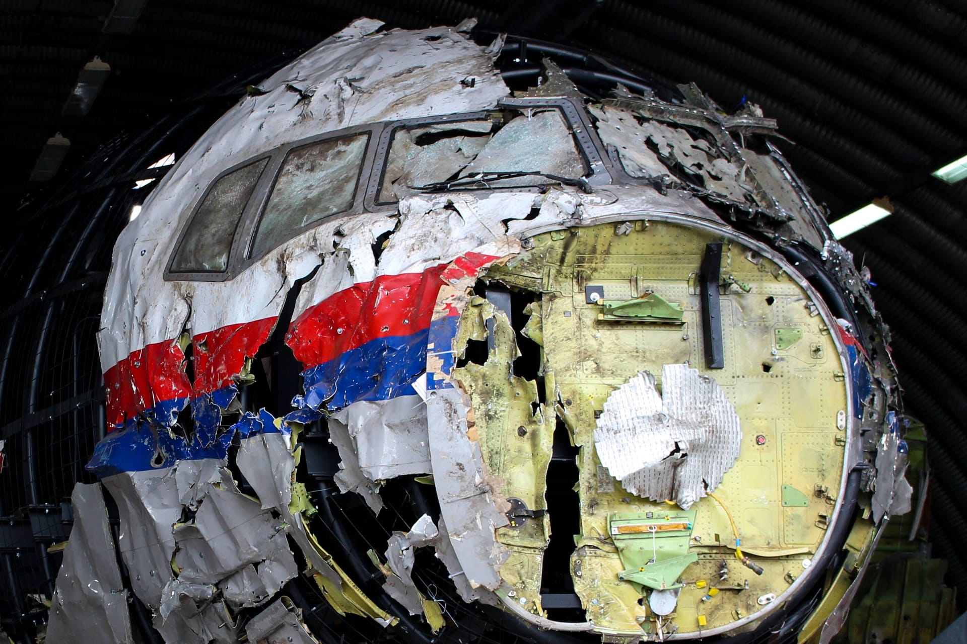 Ermittler konnten aus den Wrackteilen der abgeschossenen Boeing 777-200ER das Flugzeug rekonstruieren (Archivbild).
