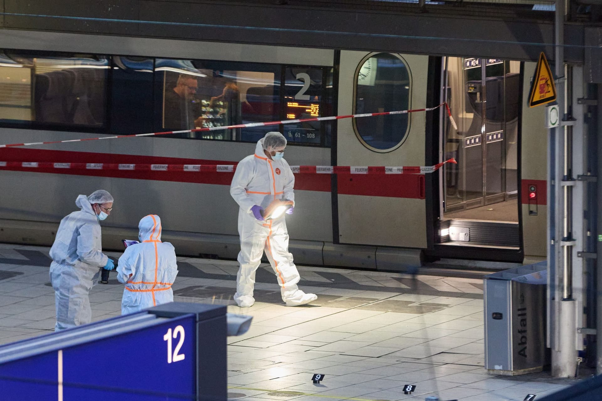 Spurensicherung am Hamburger Hauptbahnhof: Zur Tatzeit, etwa 18 Uhr, waren viele Menschen auf dem Bahnsteig.
