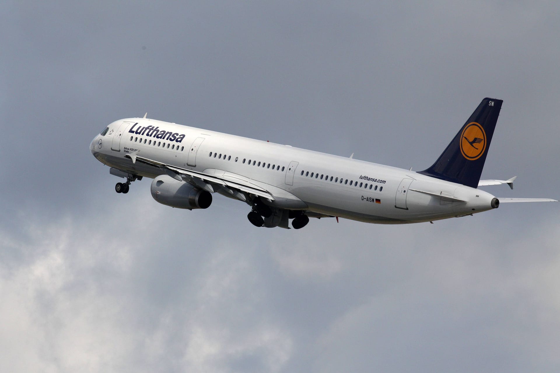 Ein Airbus A321 der Lufthansa im Steigflug (Symbolbild): Ein ähnliches Modell musste am Montag wegen heftiger Gewitter den Landeanflug auf Nizza abbrechen und nach München zurückkehren.