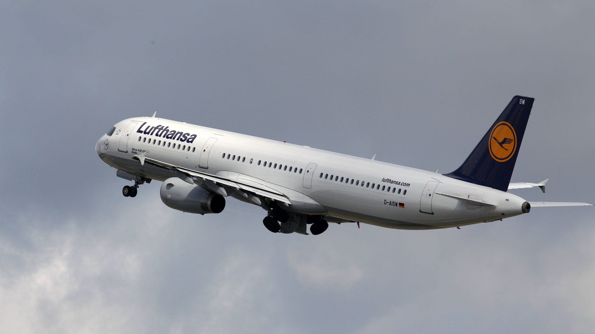 Ein Airbus A321 der Lufthansa im Steigflug (Symbolbild): Ein ähnliches Modell musste am Montag wegen heftiger Gewitter den Landeanflug auf Nizza abbrechen und nach München zurückkehren. Ein Airbus A321 der Lufthansa im Steigflug (Symbolbild): Ein ähnliches Modell musste am Montag wegen heftiger Gewitter den Landeanflug auf Nizza abbrechen und nach München zurückkehren.
