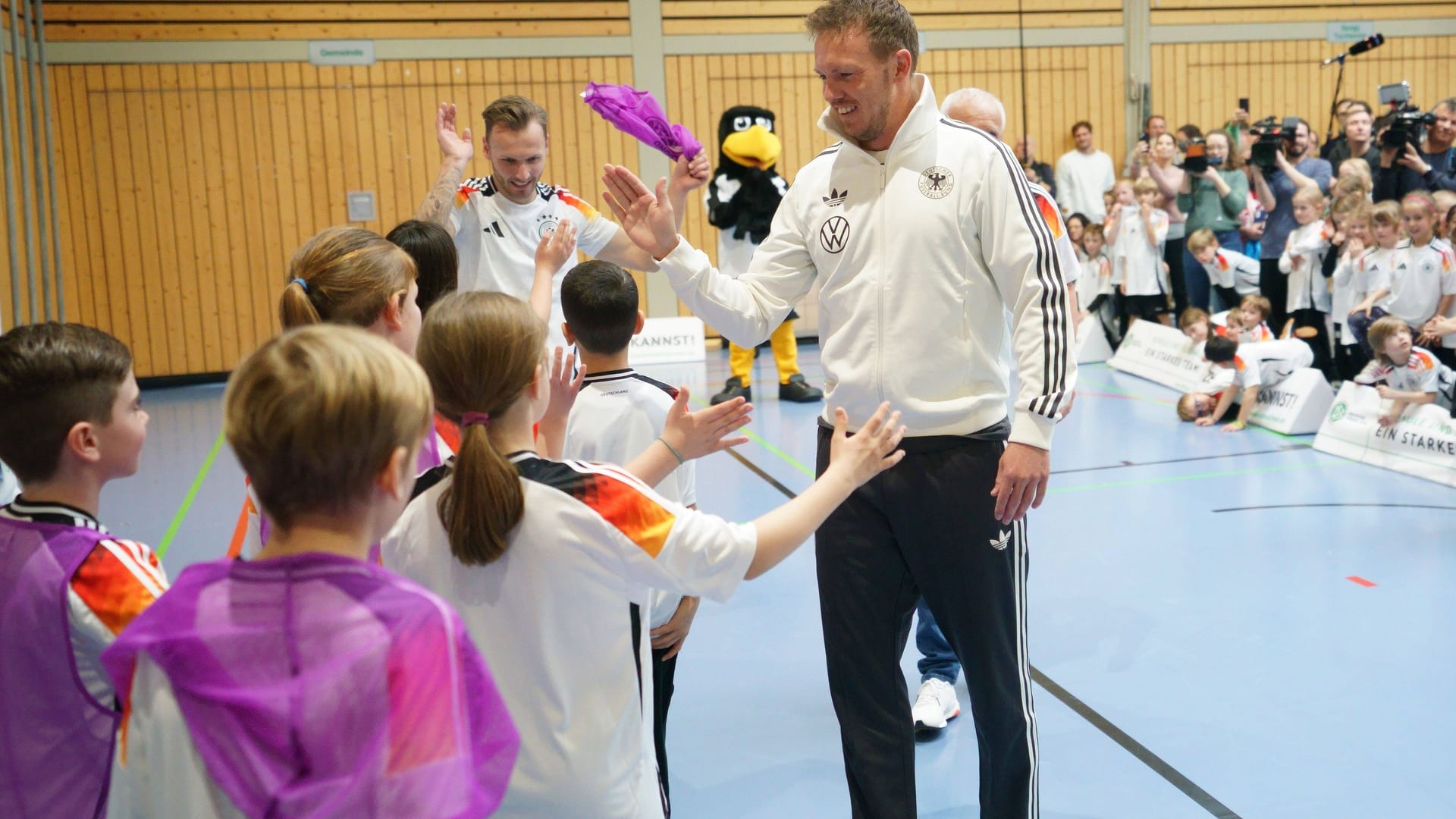 Fußball-Bundestrainer Julian Nagelsmann (r.) beim Hallensport bei "DFB macht Schule".