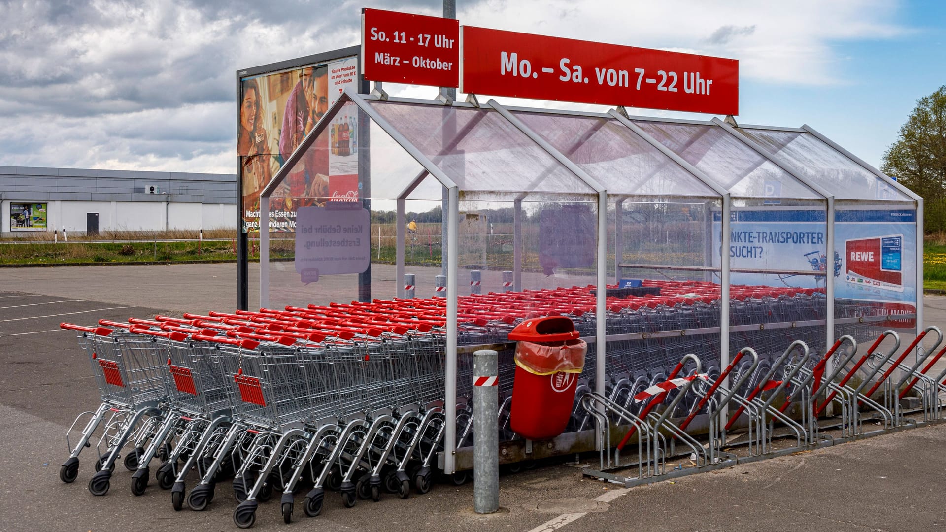 Einkaufswagen stehen auf einem Parkplatz (Symbolbild): An Feiertagen sind die meisten Geschäfte geschlossen.