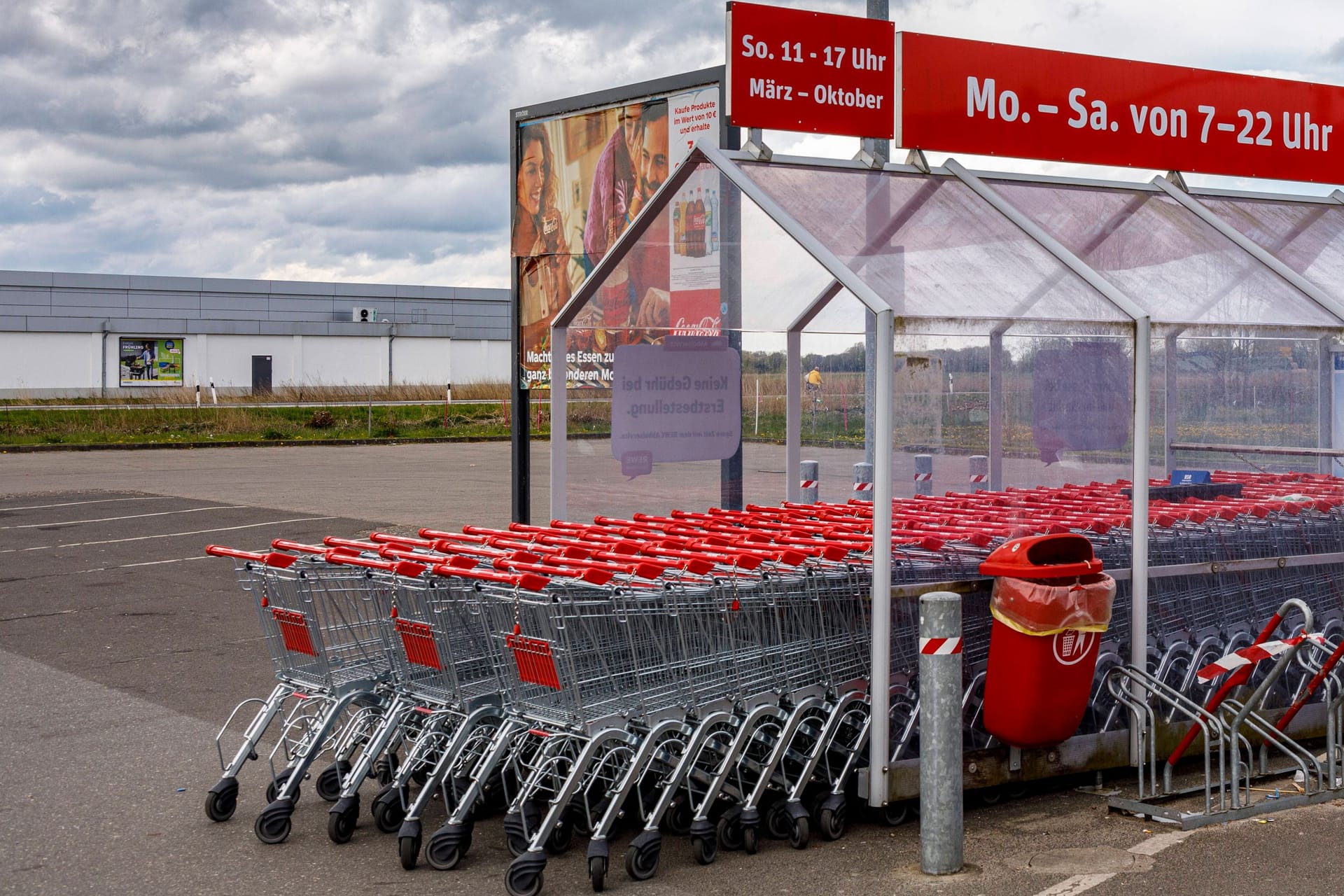 Einkaufswagen stehen auf einem Parkplatz (Symbolbild): An Feiertagen sind die meisten Geschäfte geschlossen.