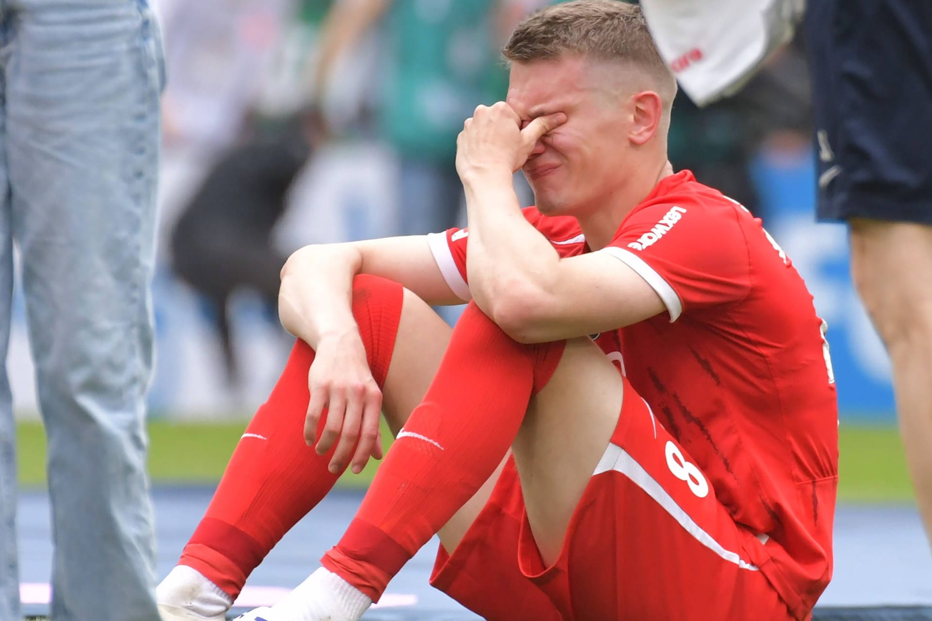 Matthias Ginter am Boden: Der Weltmeister war mit seinem Team ganz nah an der Champions League.