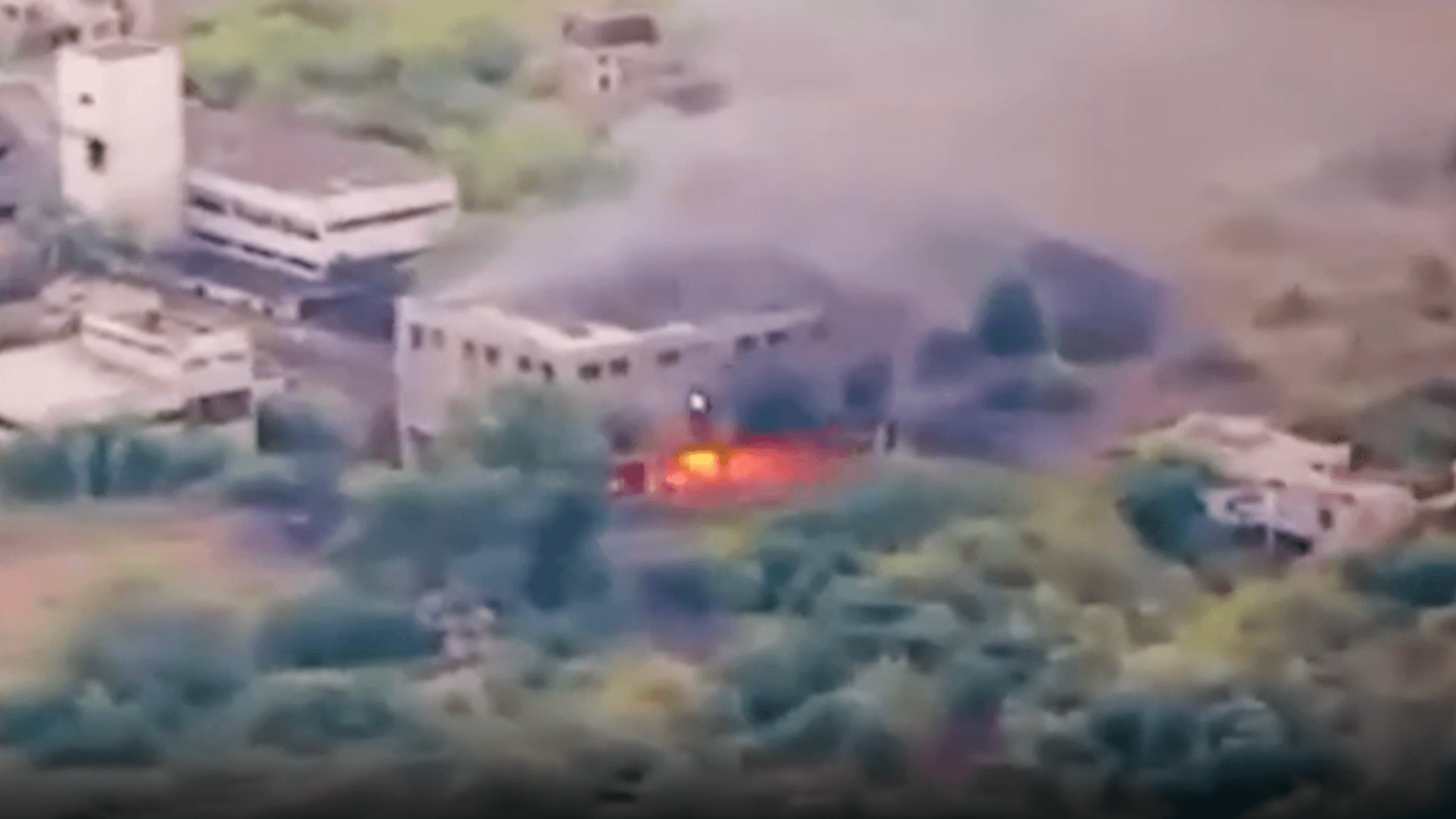 Ein Panzer geht in einer russischen Stellung in Flammen auf.