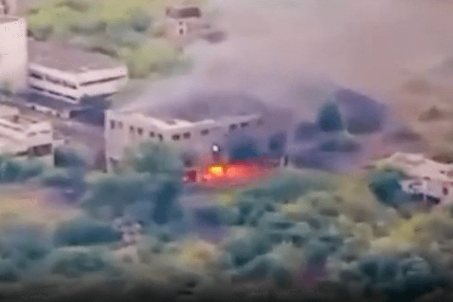 Ein Panzer geht in einer russischen Stellung in Flammen auf. Ein Panzer geht in einer russischen Stellung in Flammen auf.
