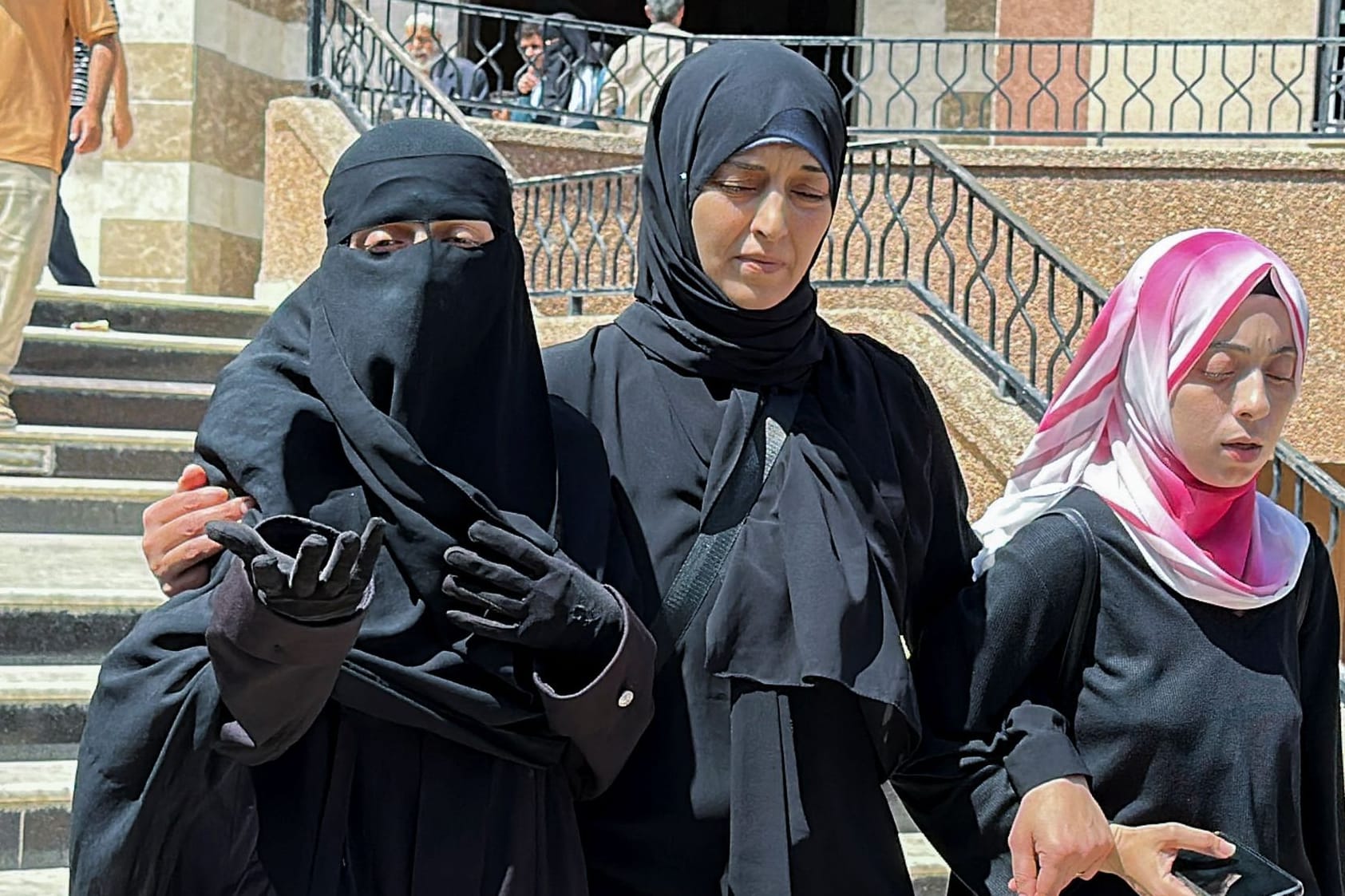 Dr. Alaa Al-Najjar (links) hat bei einem israelischen Luftangriff neun Kinder verloren.
