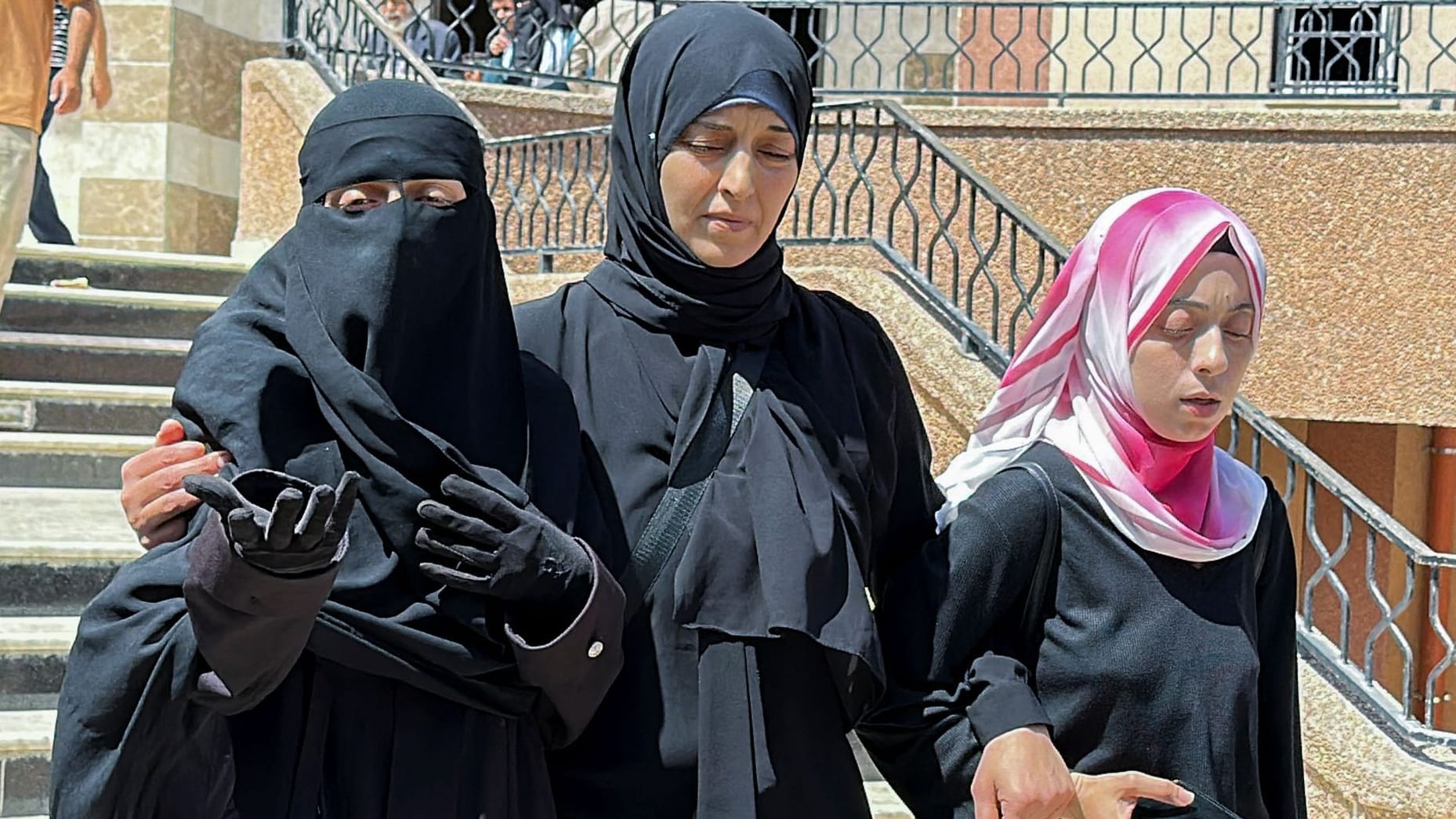Dr. Alaa Al-Najjar (links) hat bei einem israelischen Luftangriff neun Kinder verloren.