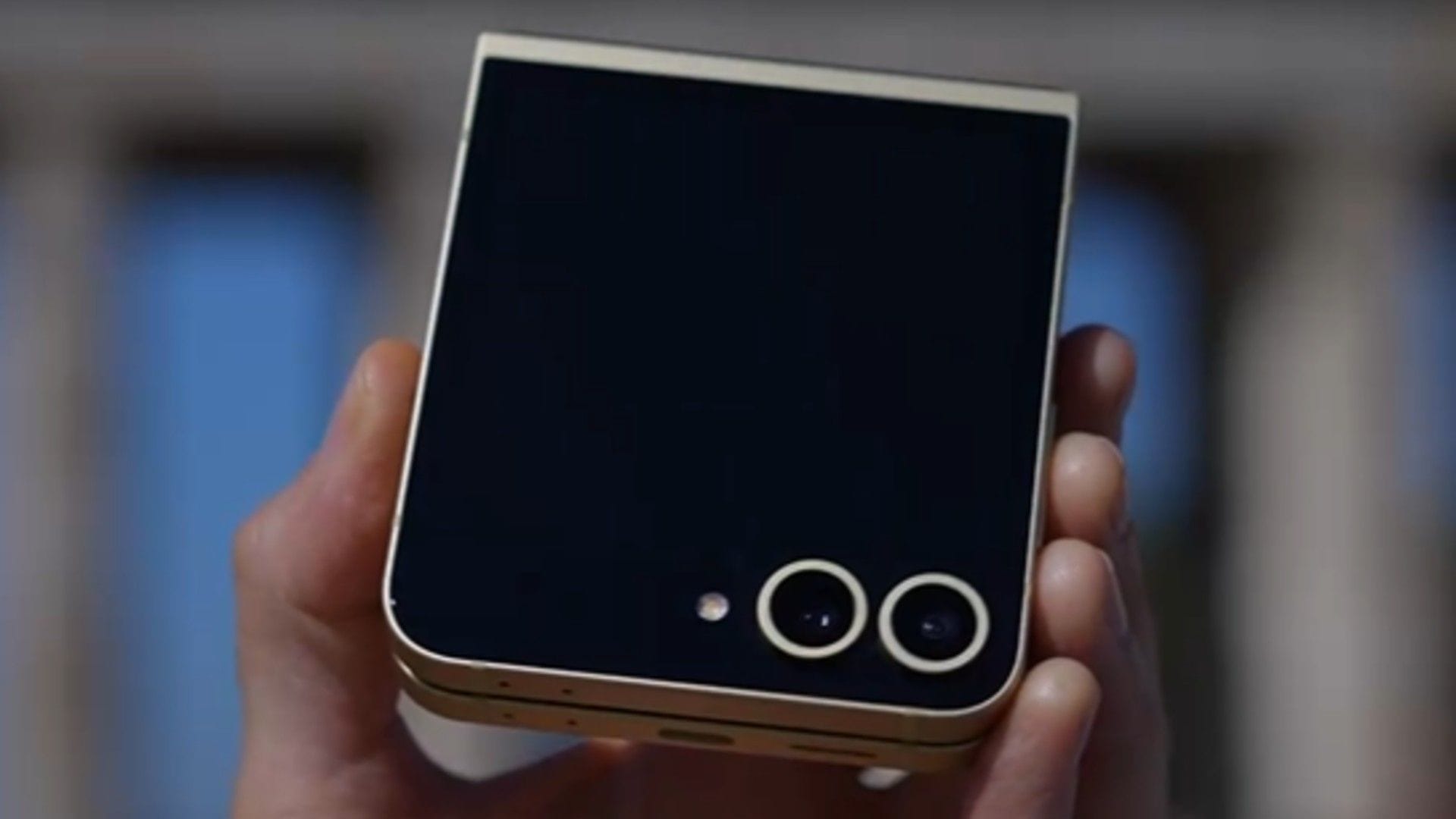 Im zusammengeklappten Zustand liegt das Galaxy Flip 6 angenehm in der Hand.