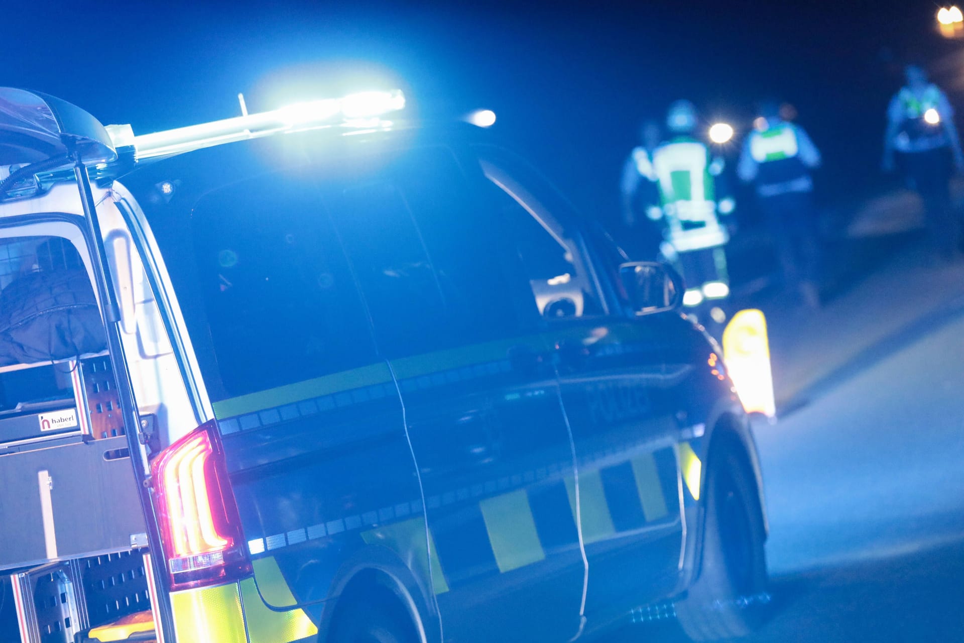 Ein Fahrzeug der Autobahnpolizei im Einsatz (Symbolbild): Auf der A60 wurde eine junge Frau durch einen Geisterfahrer getötet.