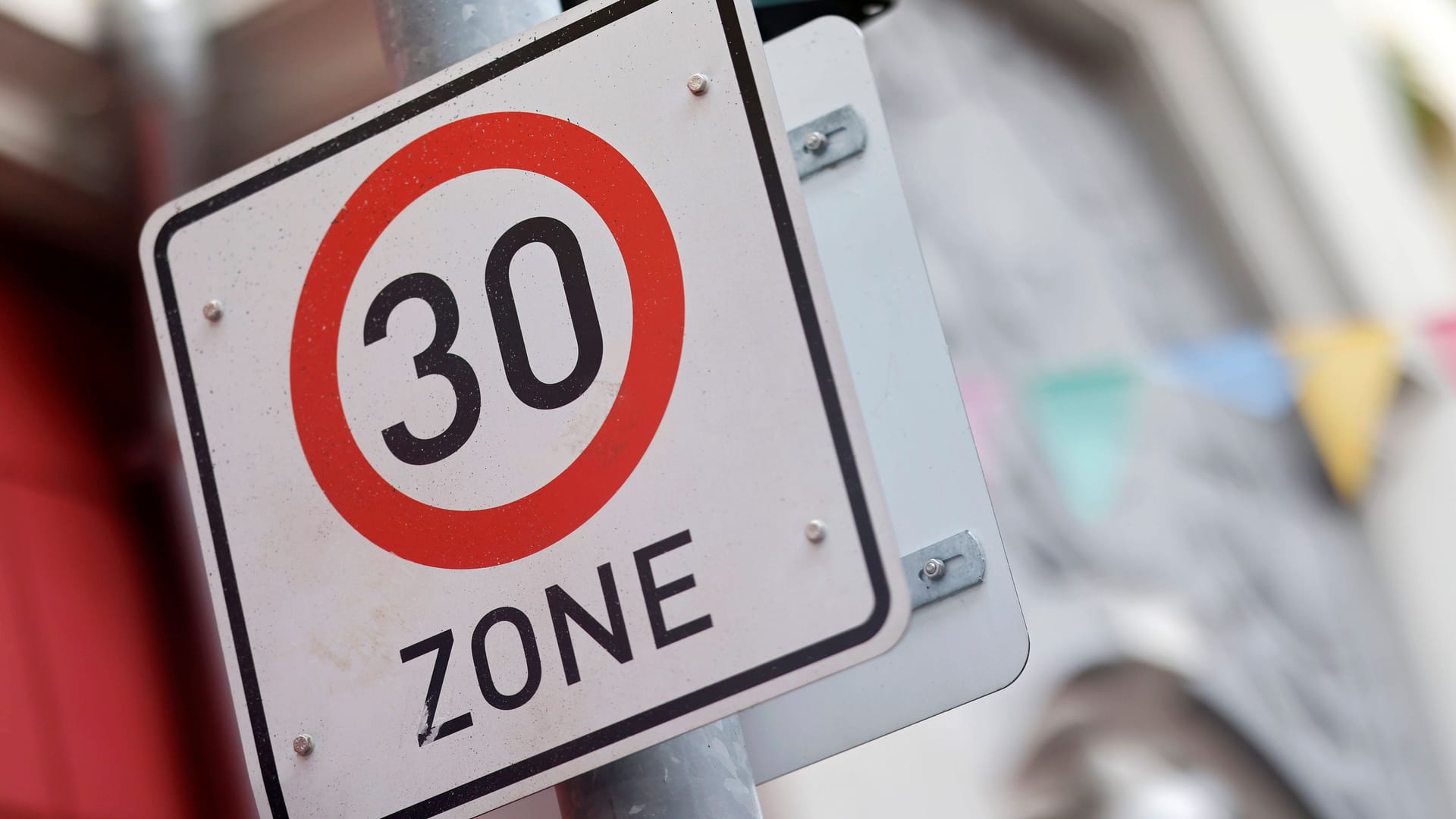 Ein Schild markiert eine Tempo-30-Zone: Auf der Luxemburger Straße in Köln könnten Autofahrer bald langsamer fahren müssen.