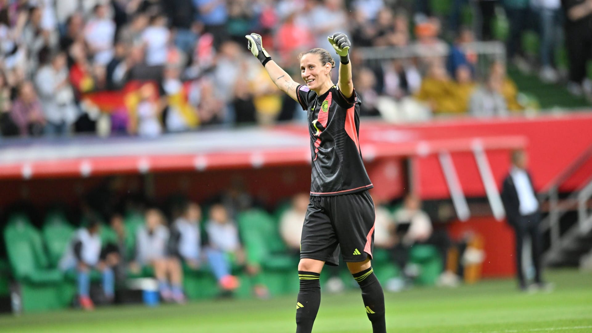 Ann-Kathrin Berger: Die Torhüterin wurde viel ins Spiel eingebunden, verteilte die Bälle kurz aber deutlich besser als lang. Erhöhte kurz vor dem Halbzeitpfiff den Herzschlag aller deutschen Fans, als ihr die Ballannahme misslang und der anschließende Pass zu weit geriet. Konnte von Glück reden, dass der Patzer unbestraft blieb. Note: 3