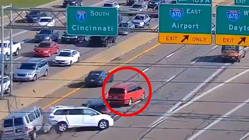 Der Autofahrer verpasst die Ausfahrt und stoppt mitten auf der Autobahn.