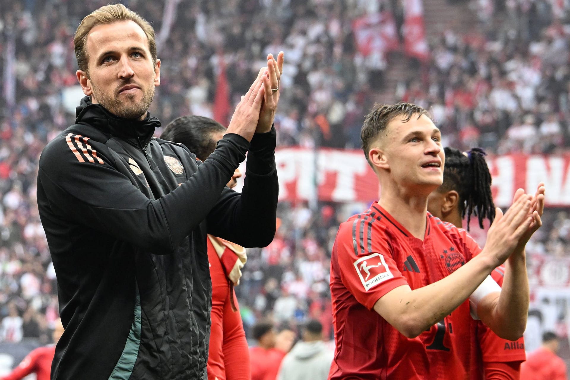 Trotz Stolperer nicht unzufrieden: Bayern-Stars Kane (li.) und Kimmich nach dem Spiel in Leipzig.