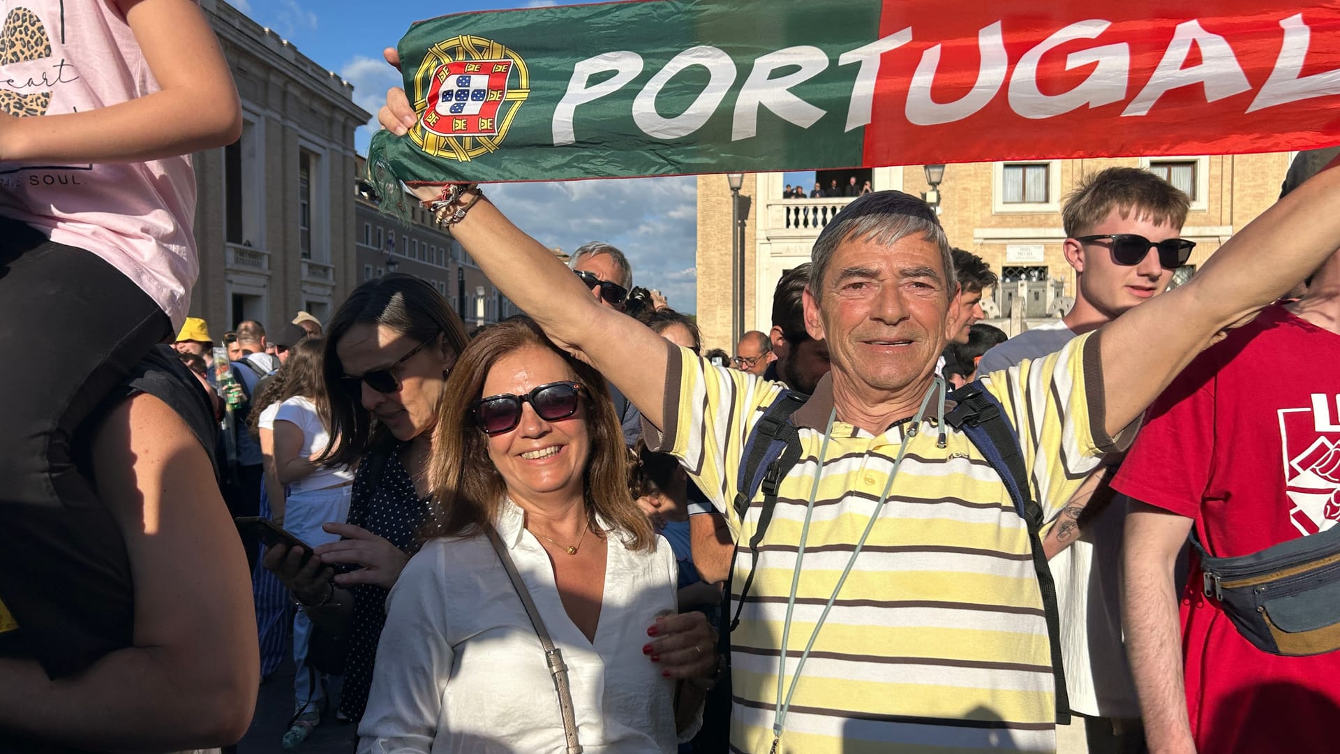 Momente nach dem weißen Rauch: Ein Mann hält berührt ein Portugal-Banner in die Luft.