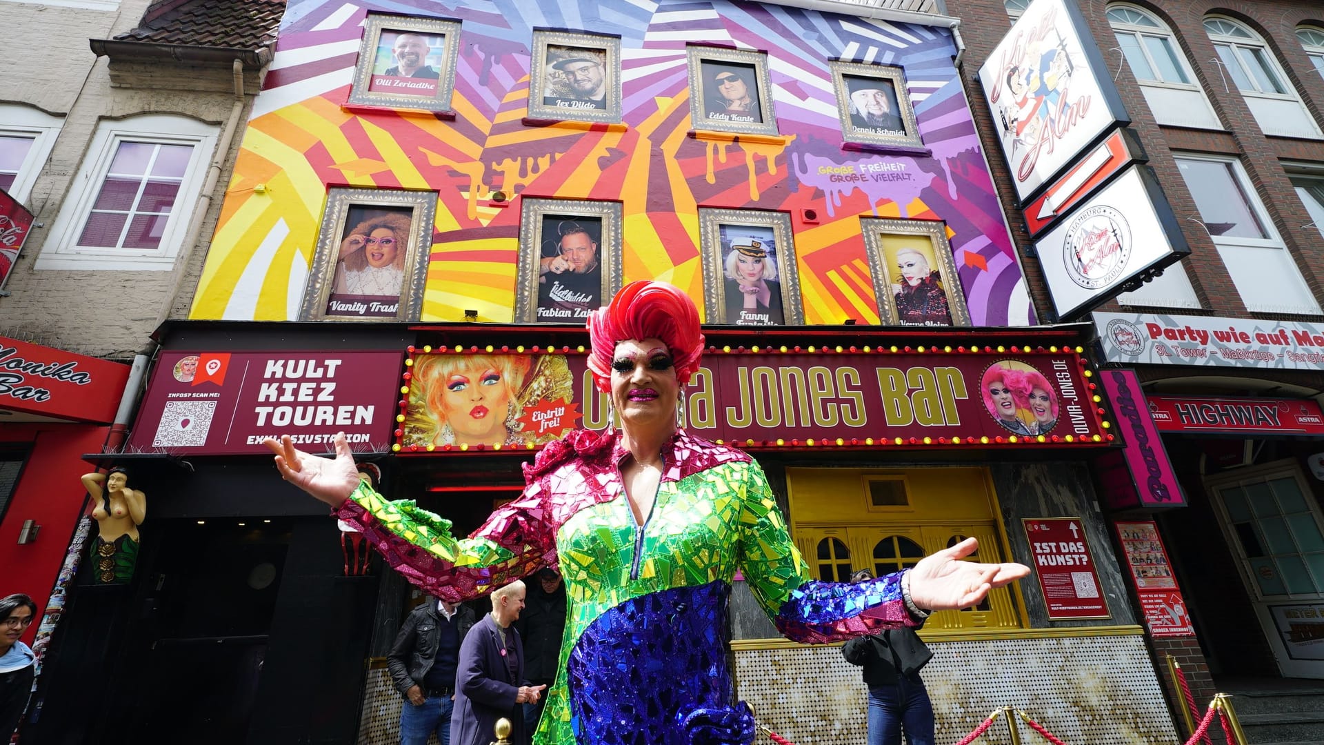 Olivia Jones vor ihrer Bahn auf der Reeperbahn: Seit Jahrzehnten macht sich Dragqueen nicht nur für Vielfalt, sondern auch für ein lebendiges St. Pauli stark. Olivia Jones vor ihrer Bahn auf der Reeperbahn: Seit Jahrzehnten macht sich Dragqueen nicht nur für Vielfalt, sondern auch für ein lebendiges St. Pauli stark.