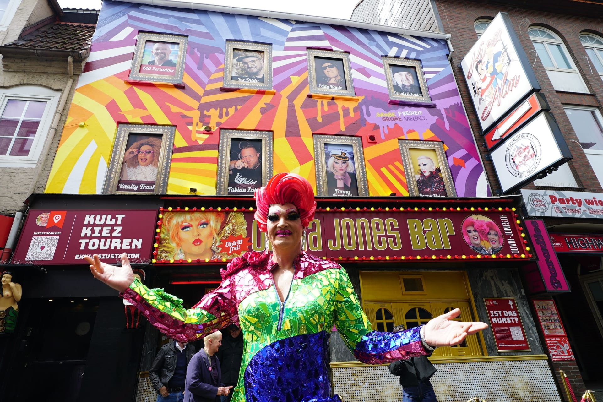 Olivia Jones vor ihrer Bahn auf der Reeperbahn: Seit Jahrzehnten macht sich Dragqueen nicht nur für Vielfalt, sondern auch für ein lebendiges St. Pauli stark.