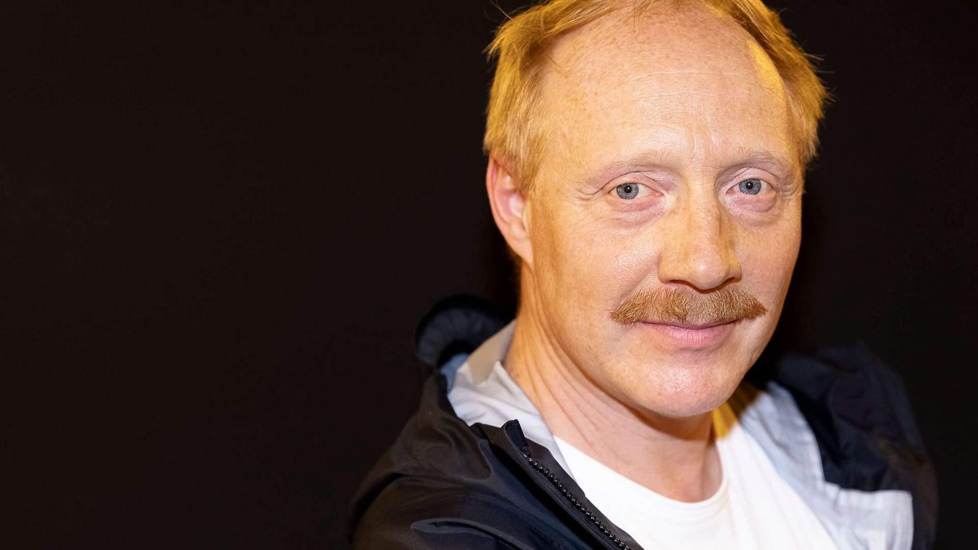 Simon Schwarz: Der Schauspieler ist wieder glücklich vergeben.
