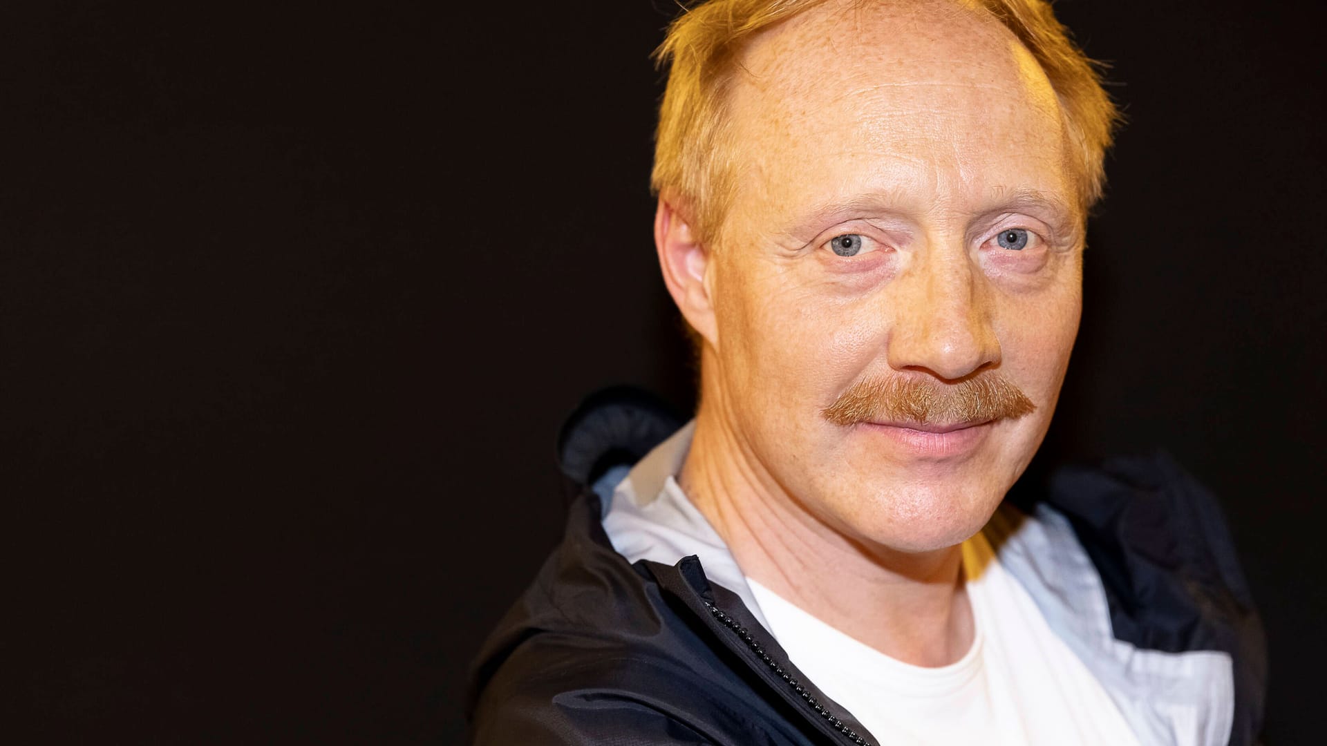 Simon Schwarz: Der Schauspieler ist wieder glücklich vergeben.