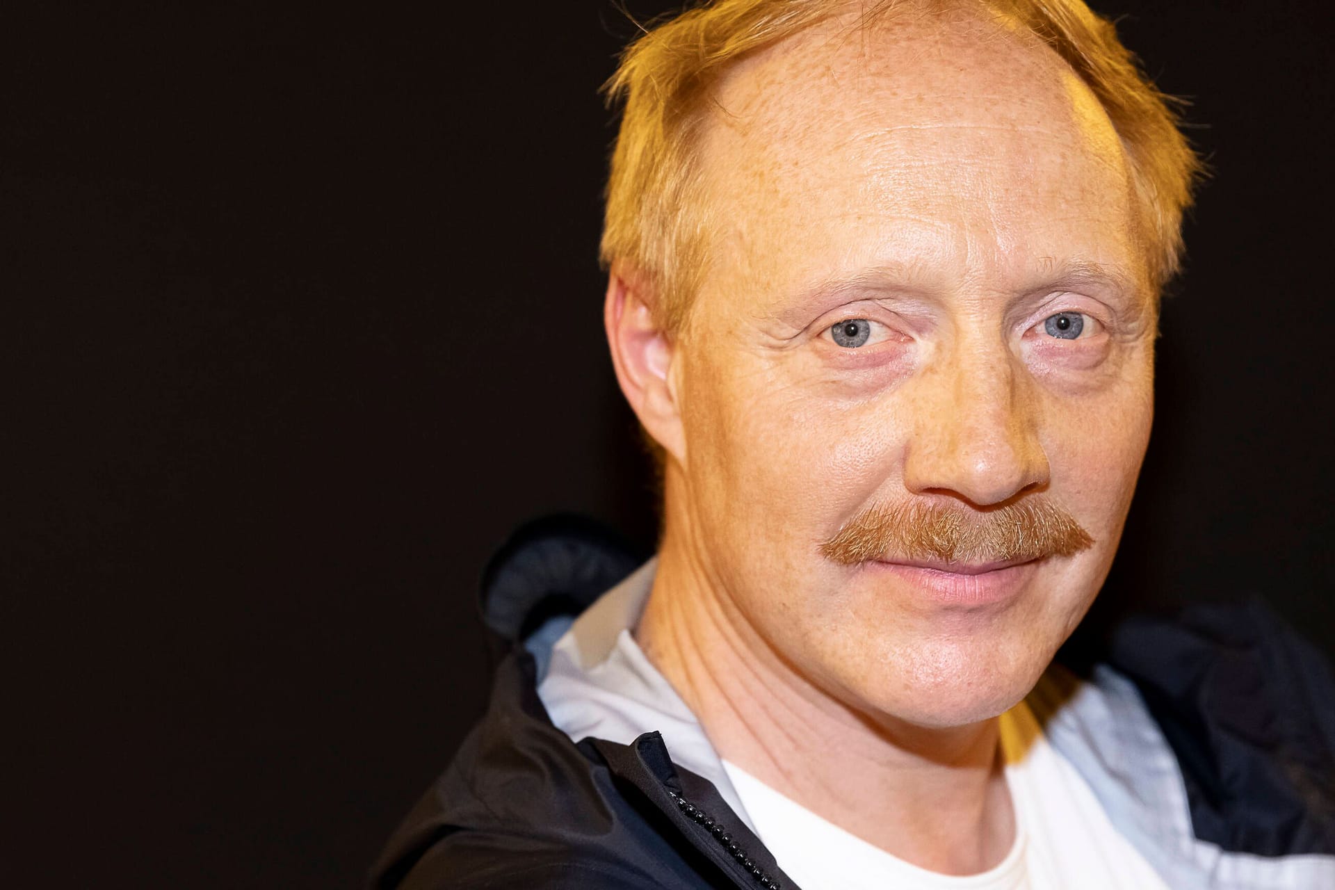 Simon Schwarz: Der Schauspieler ist wieder glücklich vergeben.