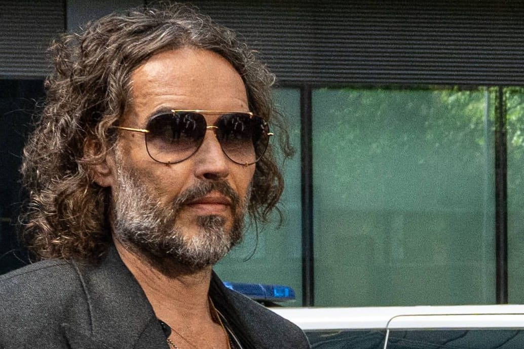 Russell Brand: Der britische Schauspieler muss sich vor Gericht verantworten.