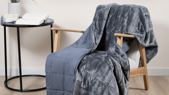 Die Gewichtsdecke von Home Creation gibt es jetzt für nur 17,99 Euro bei Aldi.