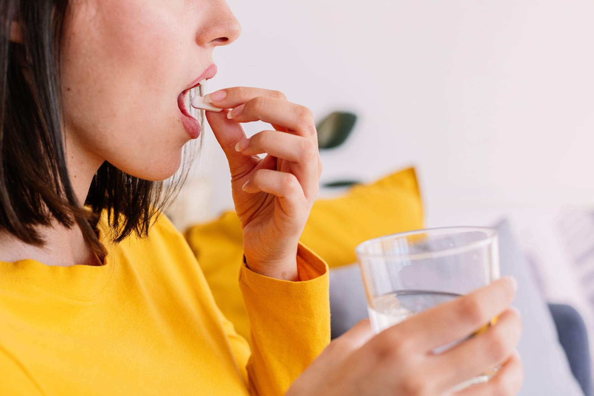 Frau nimmt Tabletten ein