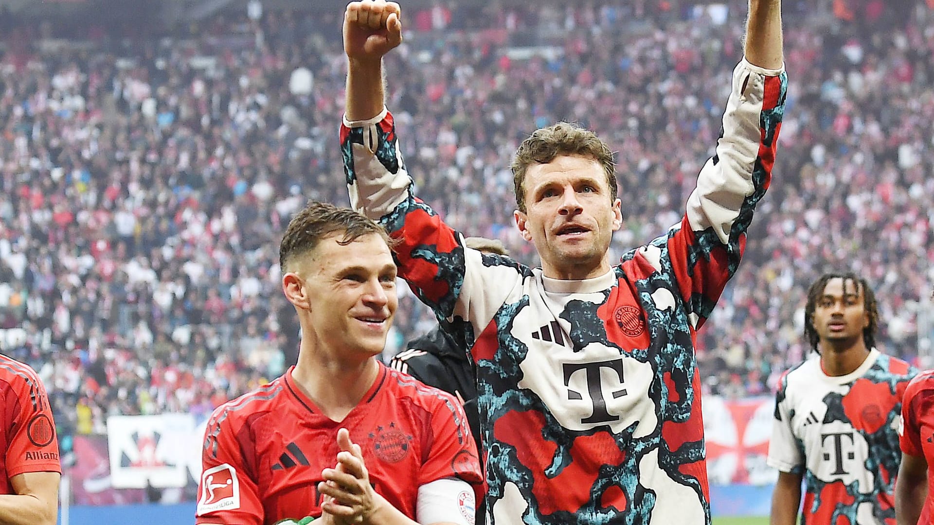 In Jubellaune: Die Bayern-Stars um Joshua Kimmich und Thomas Müller (v. li.) ahnten schon nach dem 3:3 in Leipzig, dass es für Verfolger Leverkusen trotzdem schwer würde.