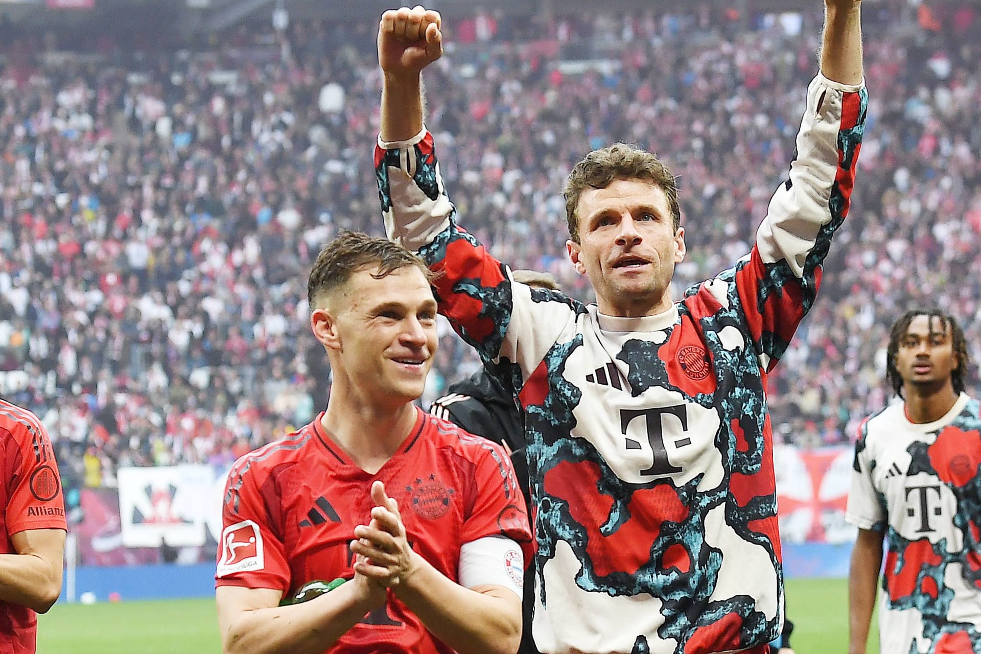 In Jubellaune: Die Bayern-Stars um Joshua Kimmich und Thomas Müller (v. li.) ahnten schon nach dem 3:3 in Leipzig, dass es für Verfolger Leverkusen trotzdem schwer würde.