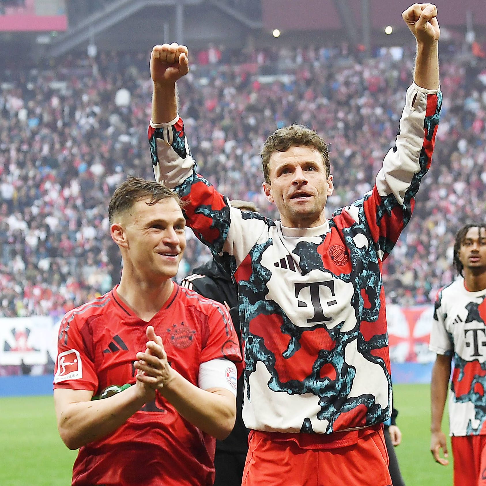 In Jubellaune: Die Bayern-Stars um Joshua Kimmich und Thomas Müller (v. li.) ahnten schon nach dem 3:3 in Leipzig, dass es für Verfolger Leverkusen trotzdem schwer würde.