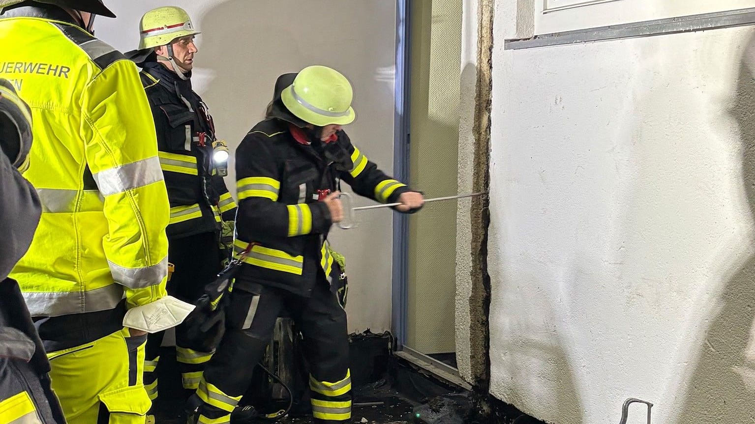 Einsatzkräfte öffnen die Dehnfuge: