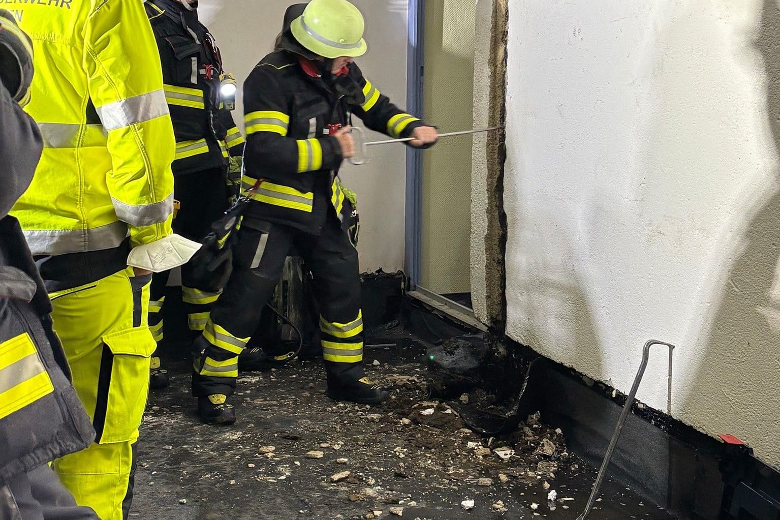 Einsatzkräfte öffnen die Dehnfuge: