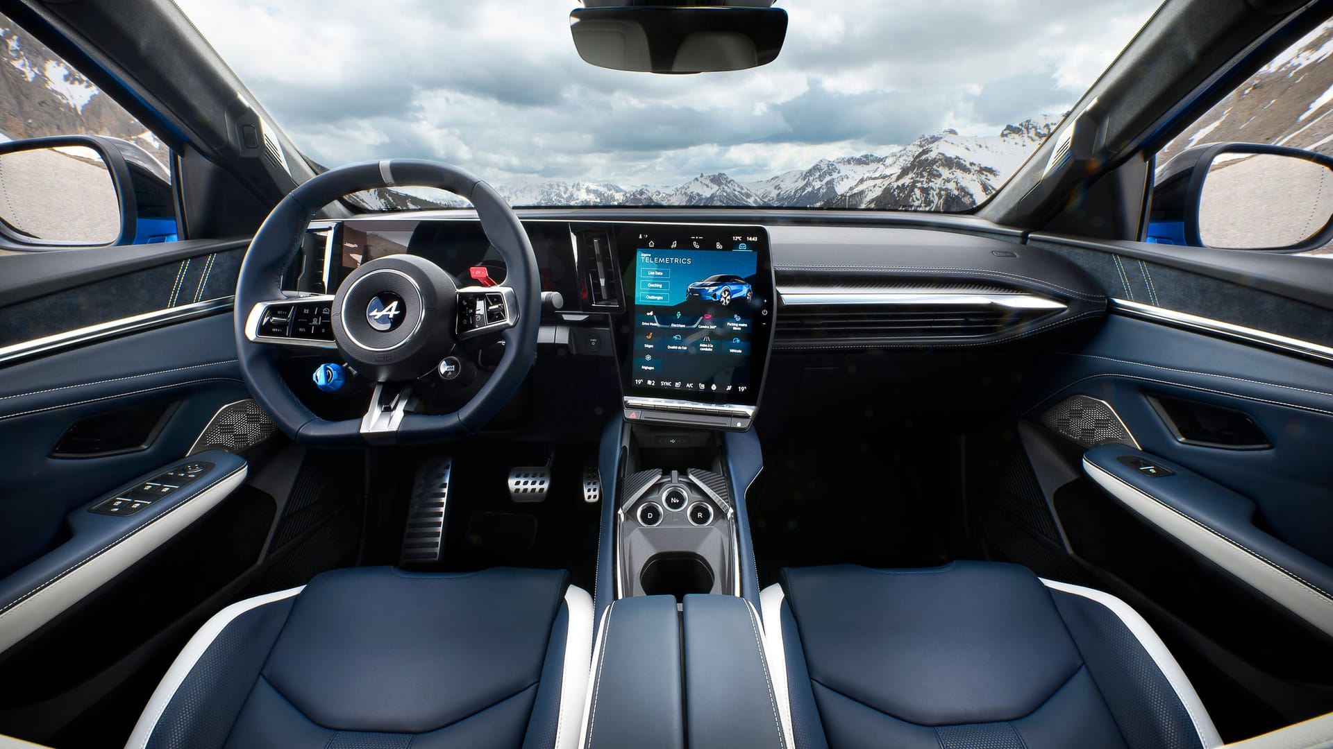Hübsch: Armaturenträger im Renault-Stil, Mittelkonsole ähnlich wie in der A110. in den Topmodellen edle Materialien.