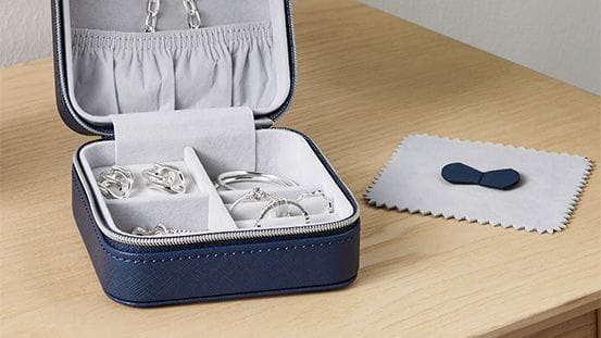 Das kleine Schmuckkästchen von Tchibo schützt Schmuck auch auf Reisen.