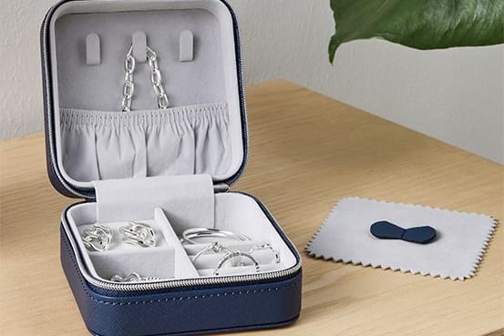 Das kleine Schmuckkästchen von Tchibo schützt Schmuck auch auf Reisen.