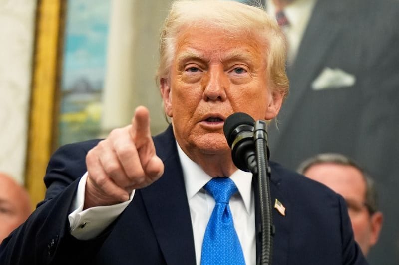 US-Präsident Donald Trump spricht während einer Veranstaltung im Oval Office des Weißen Hauses.